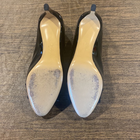 Salvatore Ferragamo black patent leather with classic ribbon bow! - Picture 2 of 3